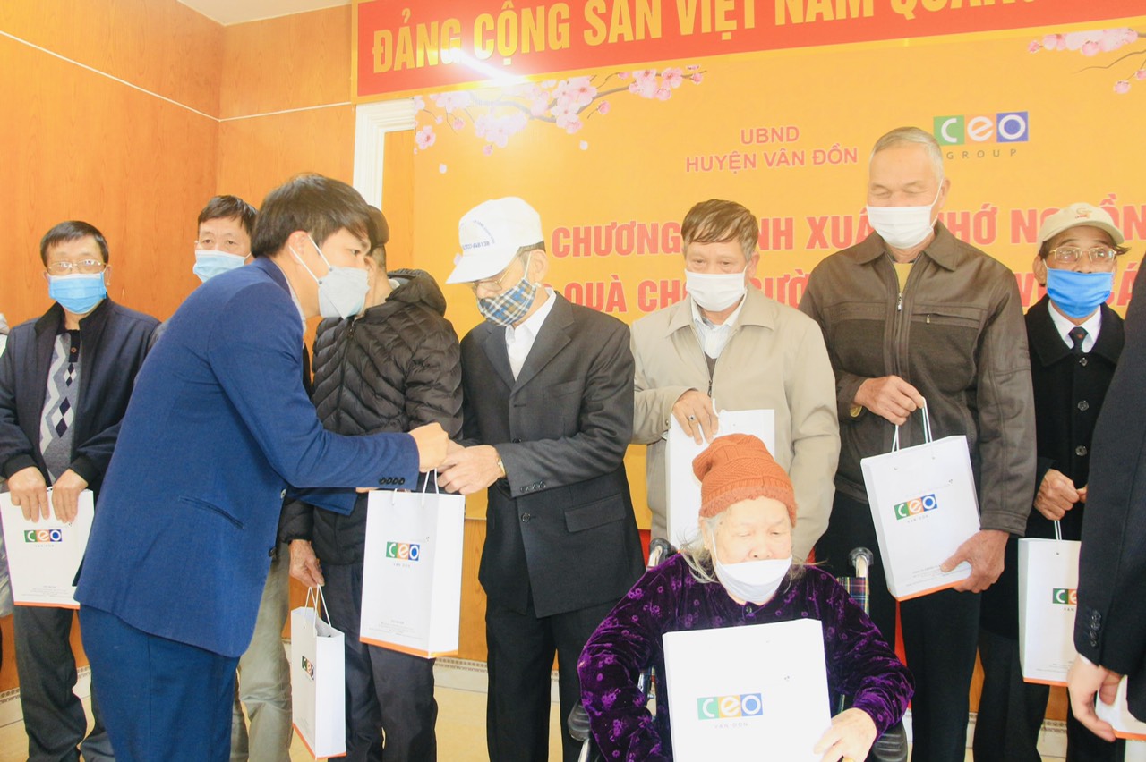 Tập đoàn CEO phối hợp UBND huyện Vân Đồn tặng quà Tết cho người có công với cách mạng - Tập đoàn CEO